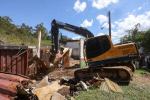 Governo do Estado inicia a demolição de unidades desativadas no Complexo Penitenciário da Agrônomica, em Florianópolis